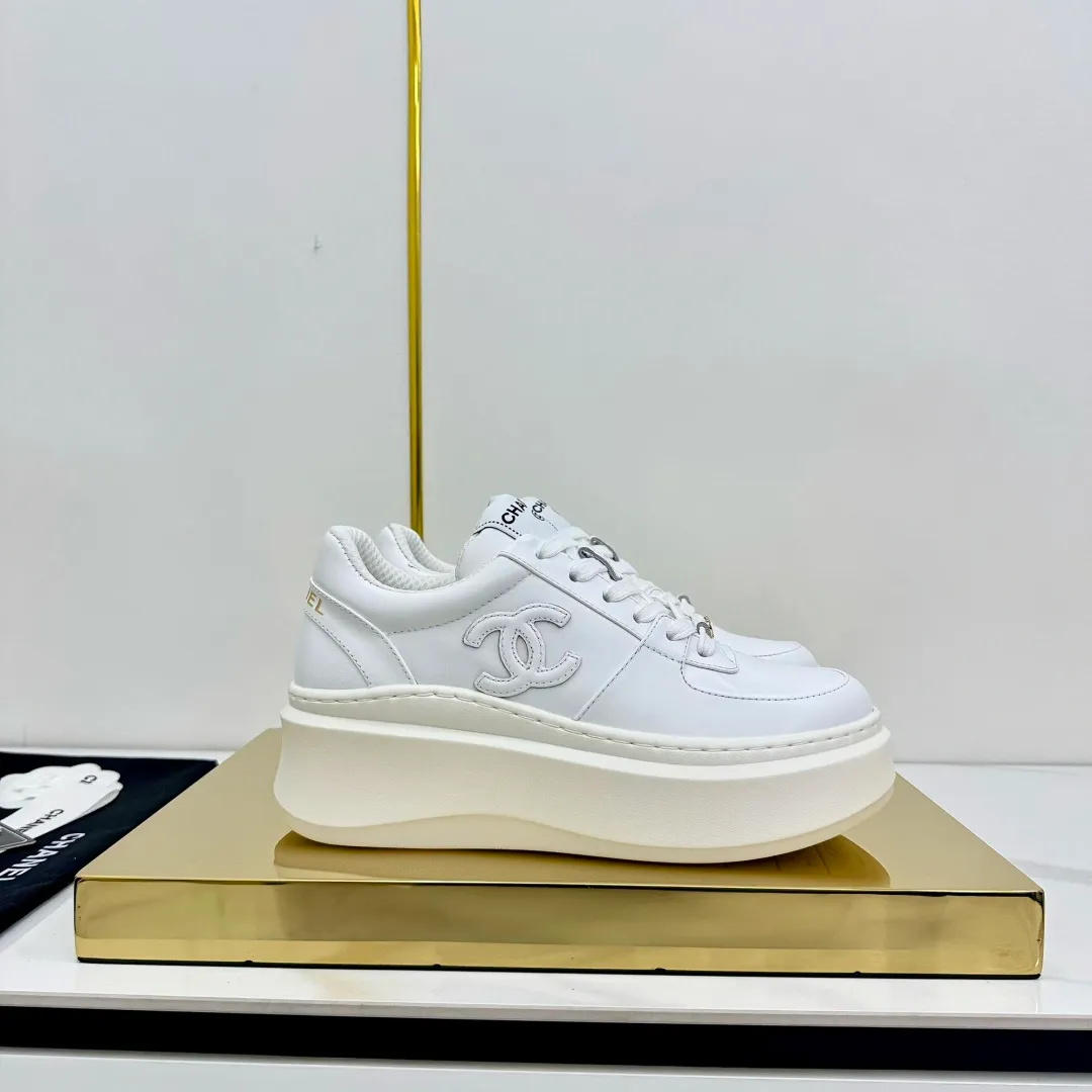 👟👟Ex-factory price 600👟👟 Upgraded version, upgraded version, upgraded version! No rebuttal accepted! ! ! ! Chanel Chanel panda shoes! 2025 counter's top casual sports shoes. This classic design; the upper is electro-embroidered with a variety of techniques; the outsole is fashionable and sporty; the unusual inclusion of a variety of color matching elements... The diversified mix and match is very good-looking and versatile, and can be used for leisure, fashion, sports, and outdoor... ꫛꫀꪝ Go➫ Materials: ❶Upper made of: original imported first-layer silk cowhide + original waterproof cloth + original first-layer cowhide ❷Inner lining: Original Yangli+Net ❸Outsole based on: Original TPU combination outsole Counter boutique packaging complete set for women 35–41 👉 👉 👉 👉